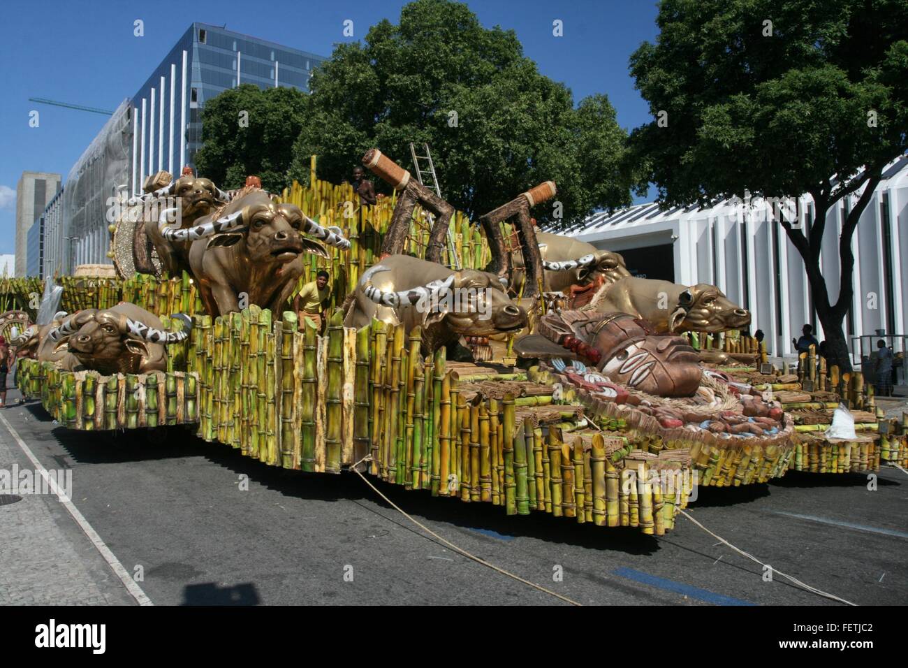 Rio De Janeiro, Brasilien, 8. Februar 2016. Float von GRES Estação Primeira de Mangueira, Stunden vor Rio 2016 Karneval Parade der Sambaschulen. Bildnachweis: Maria Adelaide Silva/Alamy Live-Nachrichten Stockfoto