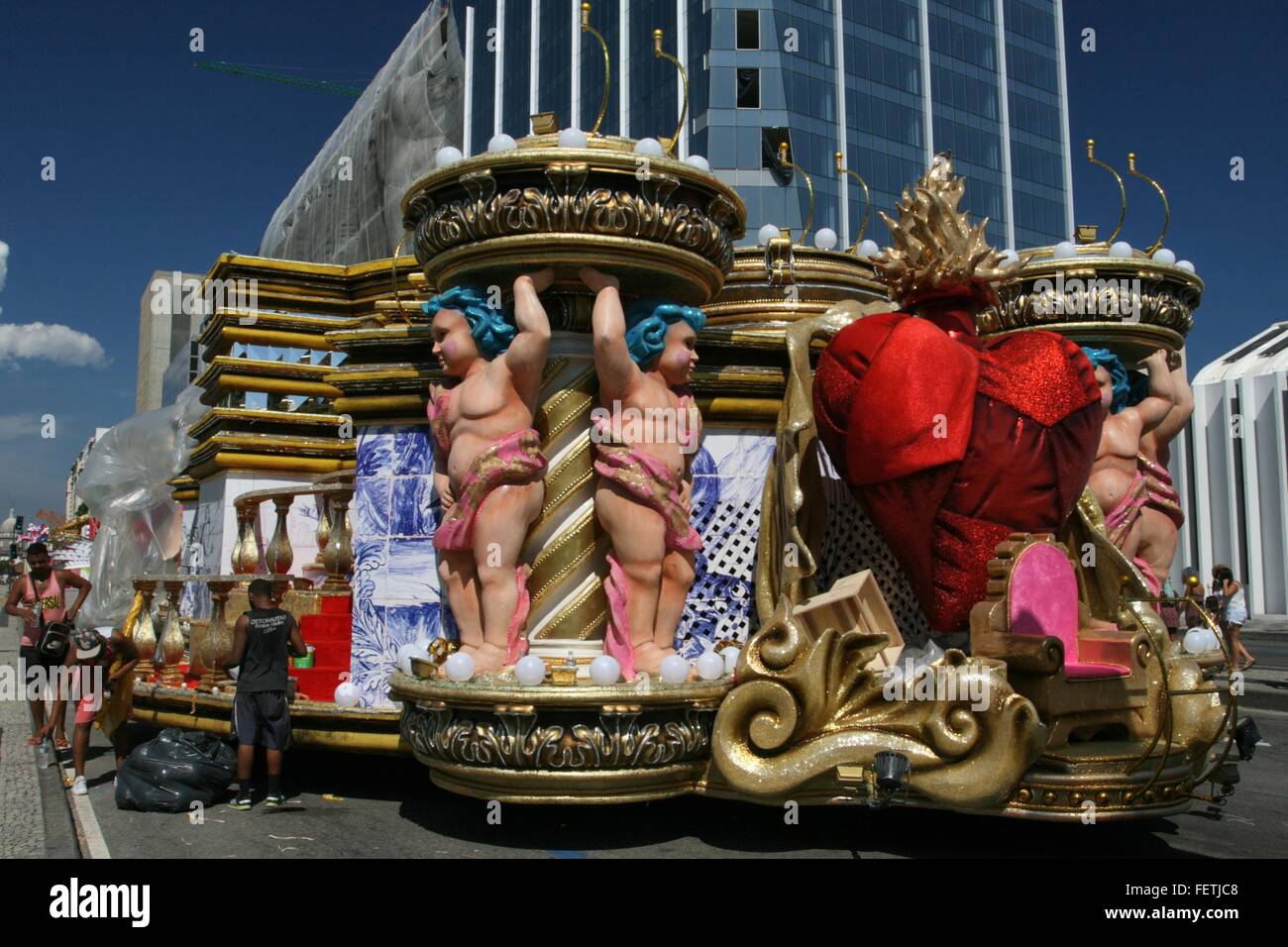 Rio De Janeiro, Brasilien, 8. Februar 2016. Float von GRES Estação Primeira de Mangueira, Stunden vor Rio 2016 Karneval Parade der Sambaschulen. Bildnachweis: Maria Adelaide Silva/Alamy Live-Nachrichten Stockfoto