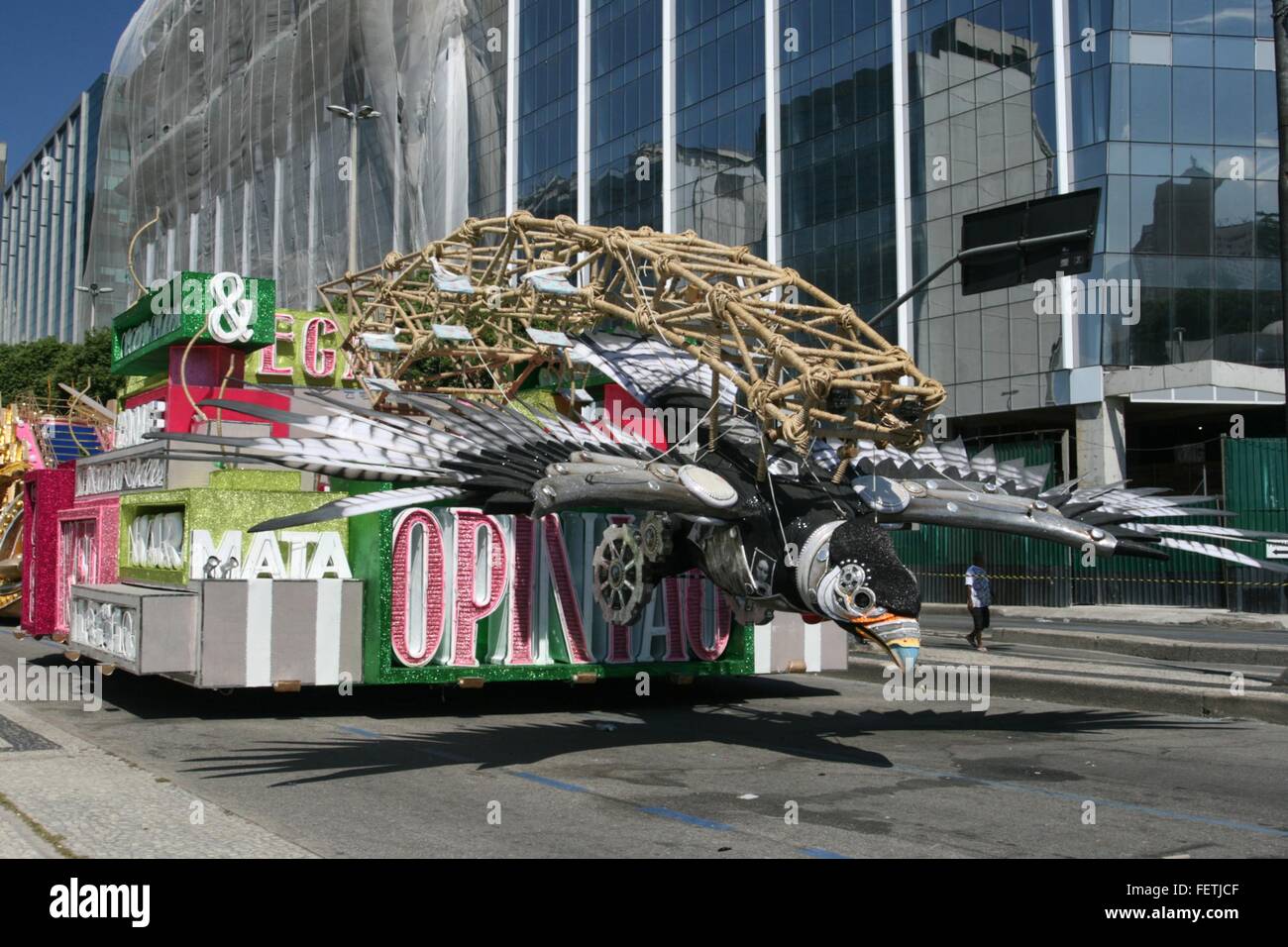 Rio De Janeiro, Brasilien, 8. Februar 2016. Float von GRES Estação Primeira de Mangueira, Stunden vor Rio 2016 Karneval Parade der Sambaschulen. Bildnachweis: Maria Adelaide Silva/Alamy Live-Nachrichten Stockfoto