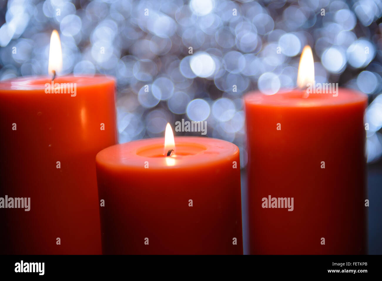 drei große aromatische Candle-Light Up infront von schönen Bokeh Hintergrund, Valentinstag Stockfoto