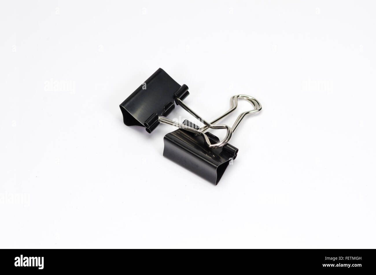 Schwarzen Büroklammer isoliert auf weißem Hintergrund. Stockfoto