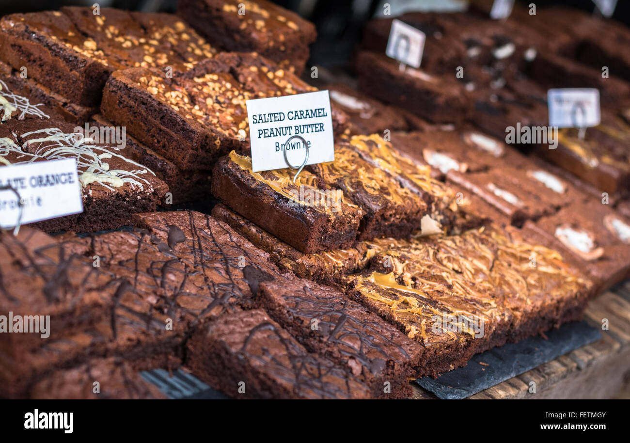 Eine Auswahl an verschiedenen leckeren Schokoladen-Brownies zum Verkauf an einem Marktstand. Stockfoto