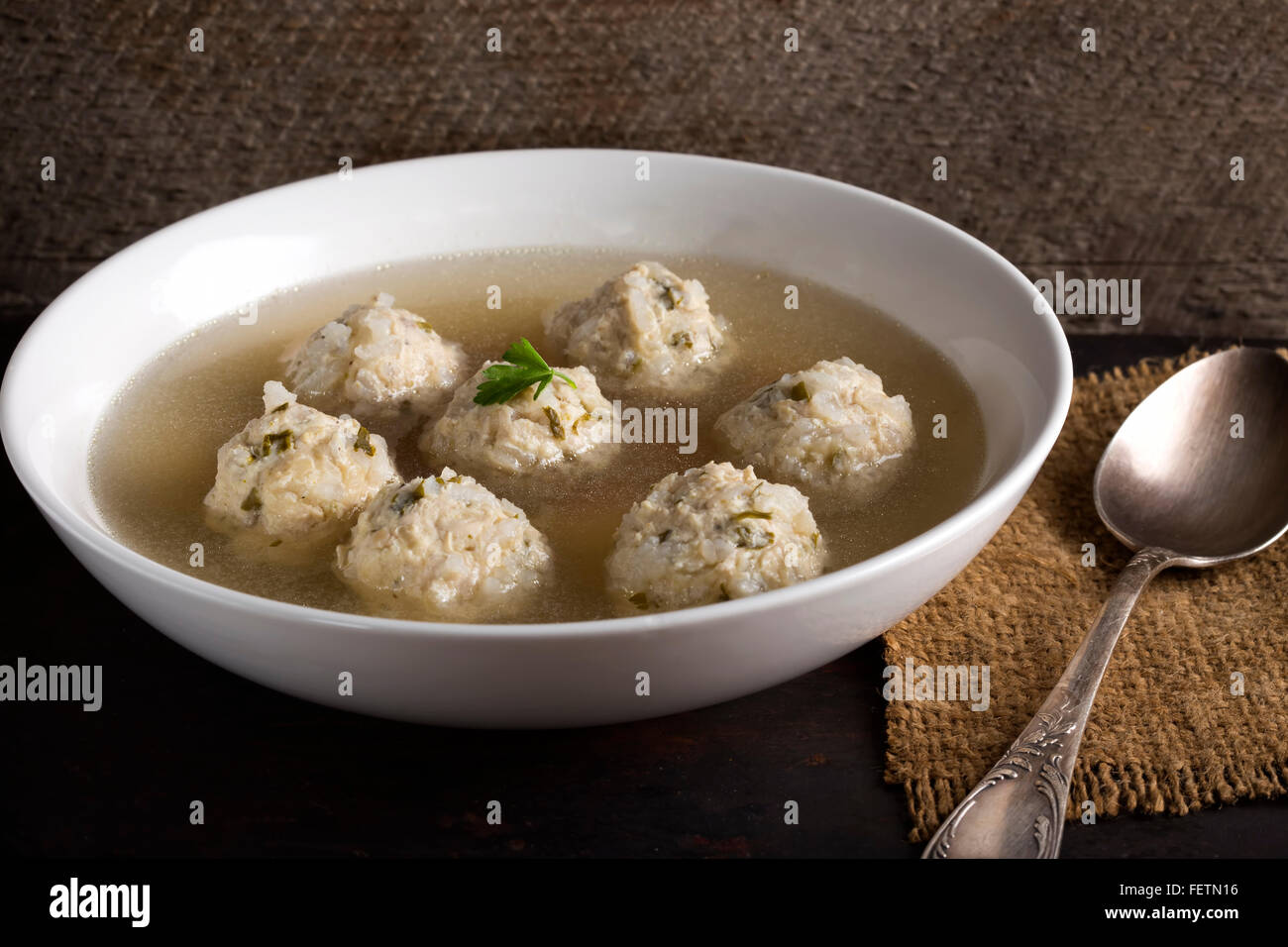 Suppe mit Huhn-Fleischbällchen in einer weißen Schüssel Stockfoto