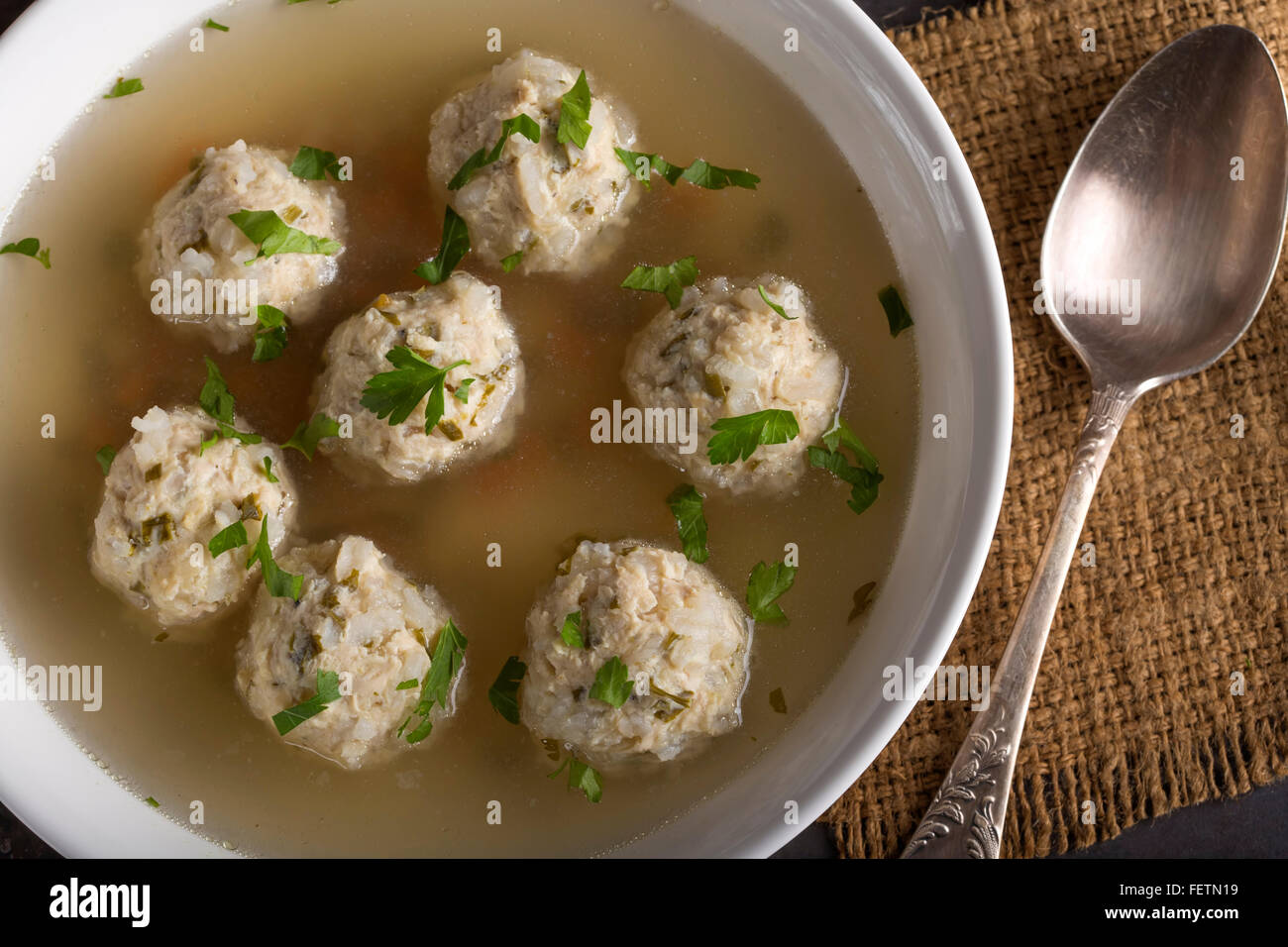 Suppe mit Huhn-Fleischbällchen in einer weißen Schüssel Stockfoto