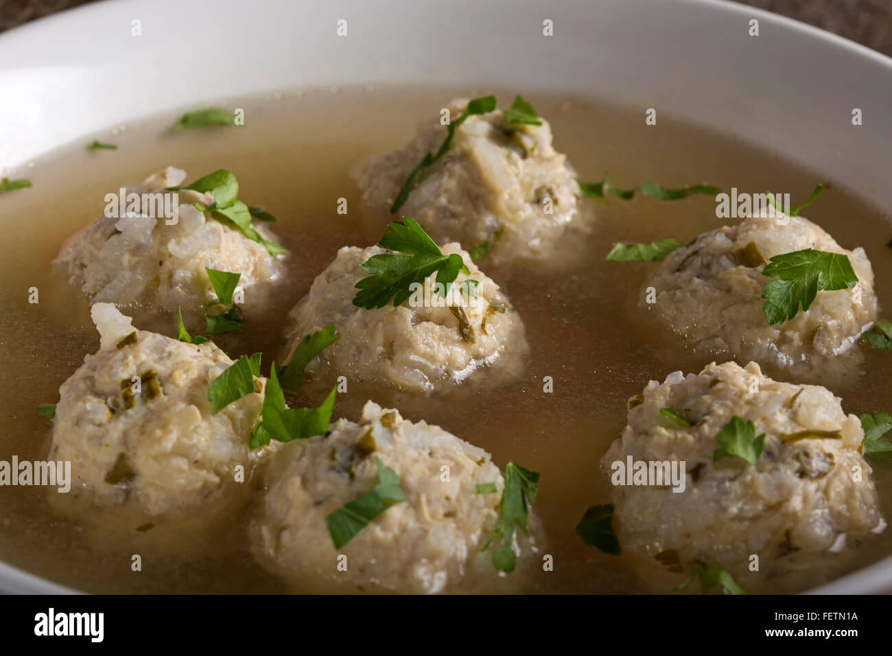 Nahaufnahme von Frikadellen Hühnersuppe mit Petersilie in weißer Teller Stockfoto