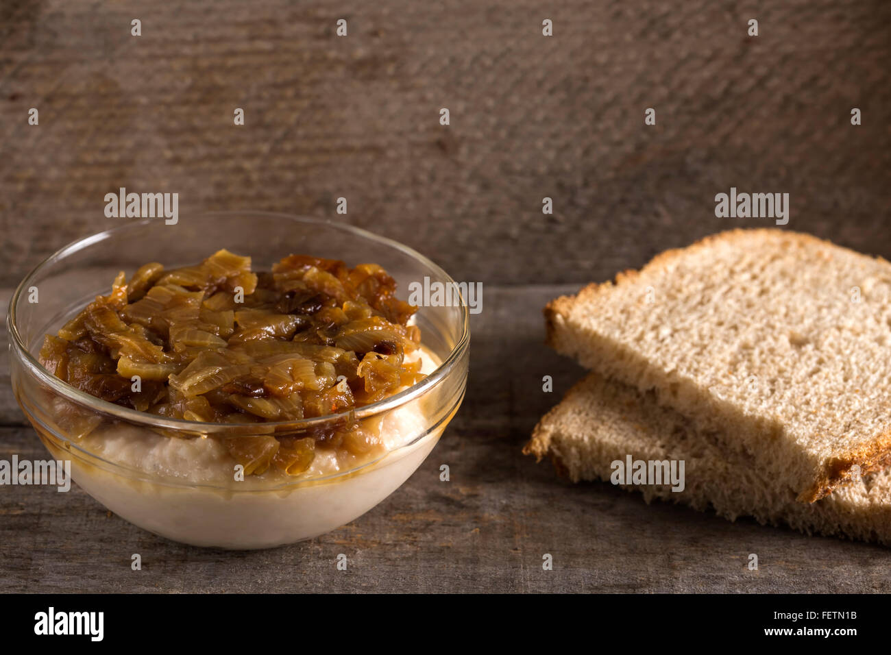 Traditionelles Essen püriert Bohnen "Iahnie" mit Röstzwiebeln auf Top und frischem Brot Stockfoto