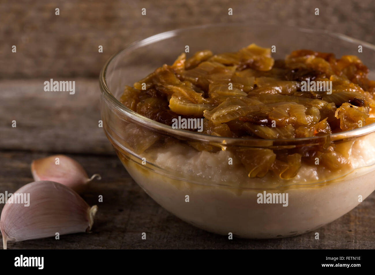 Traditionelle rumänische Speisen gestampften Bohnen "Iahnie" mit gebratenen Zwiebeln obendrauf in transparente Schüssel Stockfoto