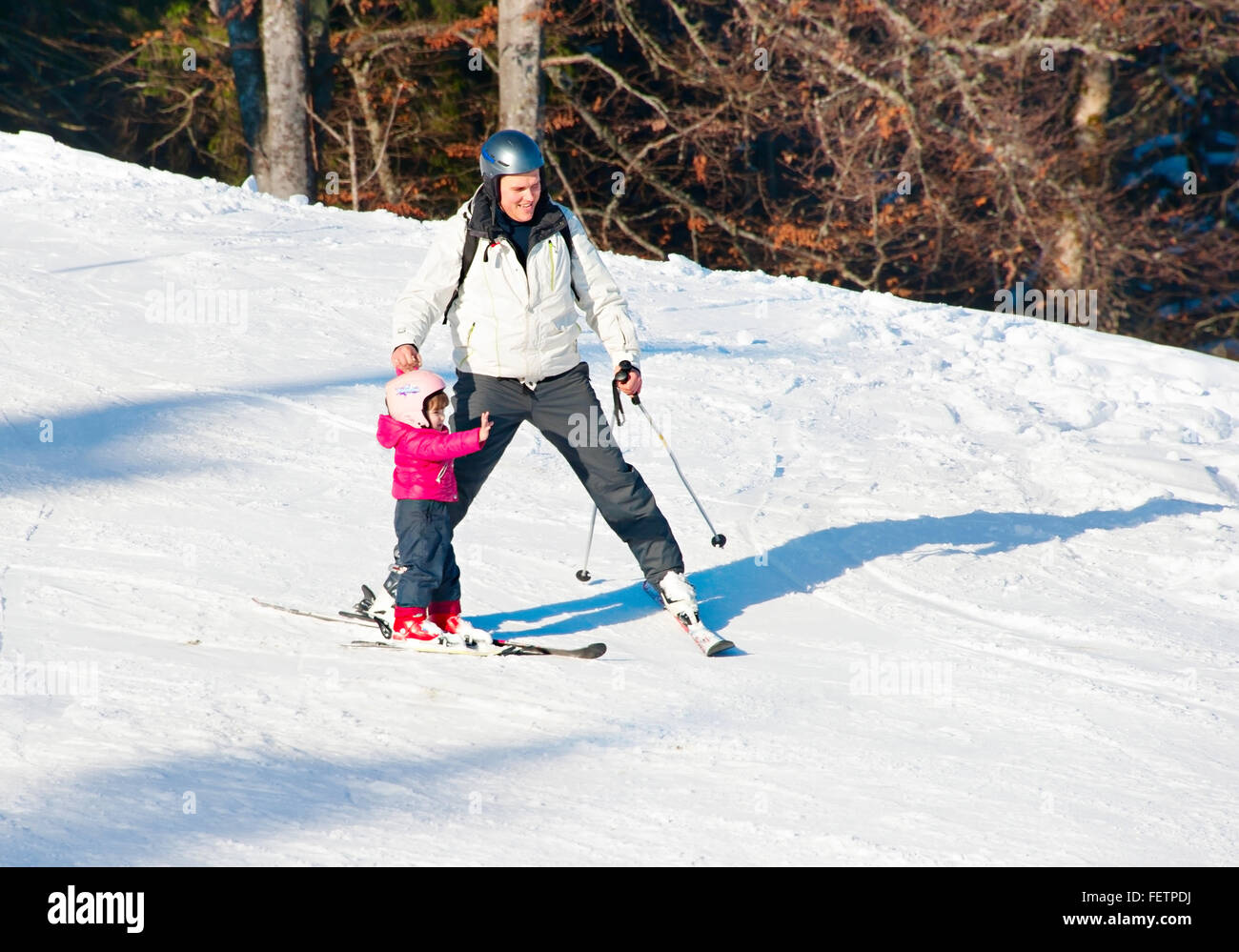 Vater mit einem Kind auf einer Skipiste in Bukovel. Bukovel ist das beliebteste Skigebiet in der Ukraine Stockfoto