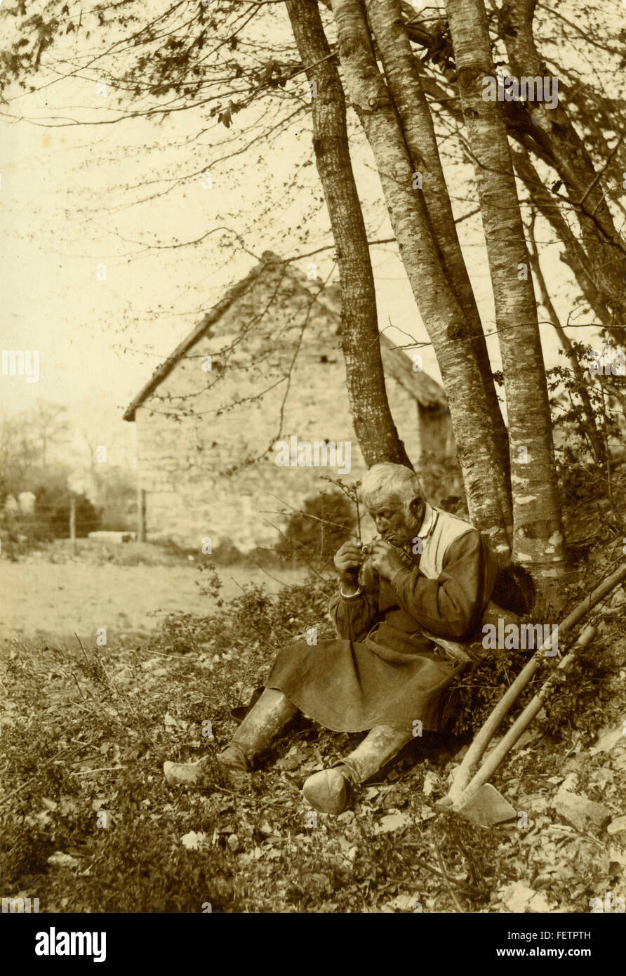 Ein Alter Mann raucht eine Pfeife, Italien Stockfoto