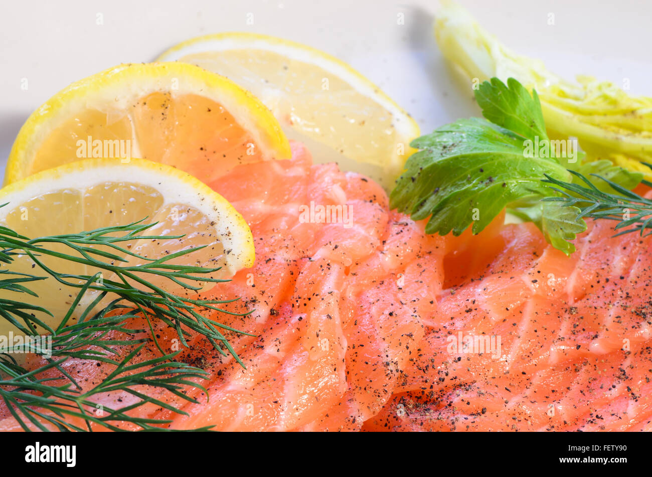 Lachs-Carpaccio mit Zitrone und frischen Kräutern Stockfoto