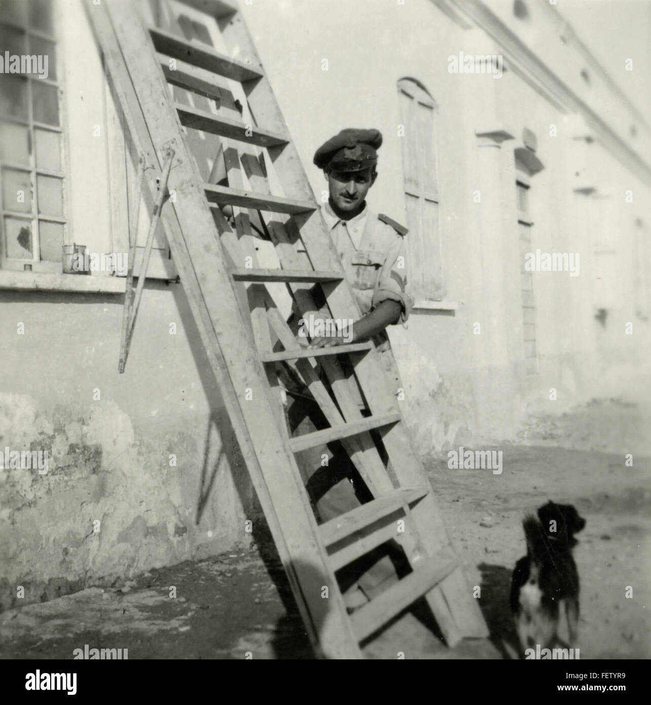 Ein Soldat mit einer Holztreppe, Italien Stockfoto