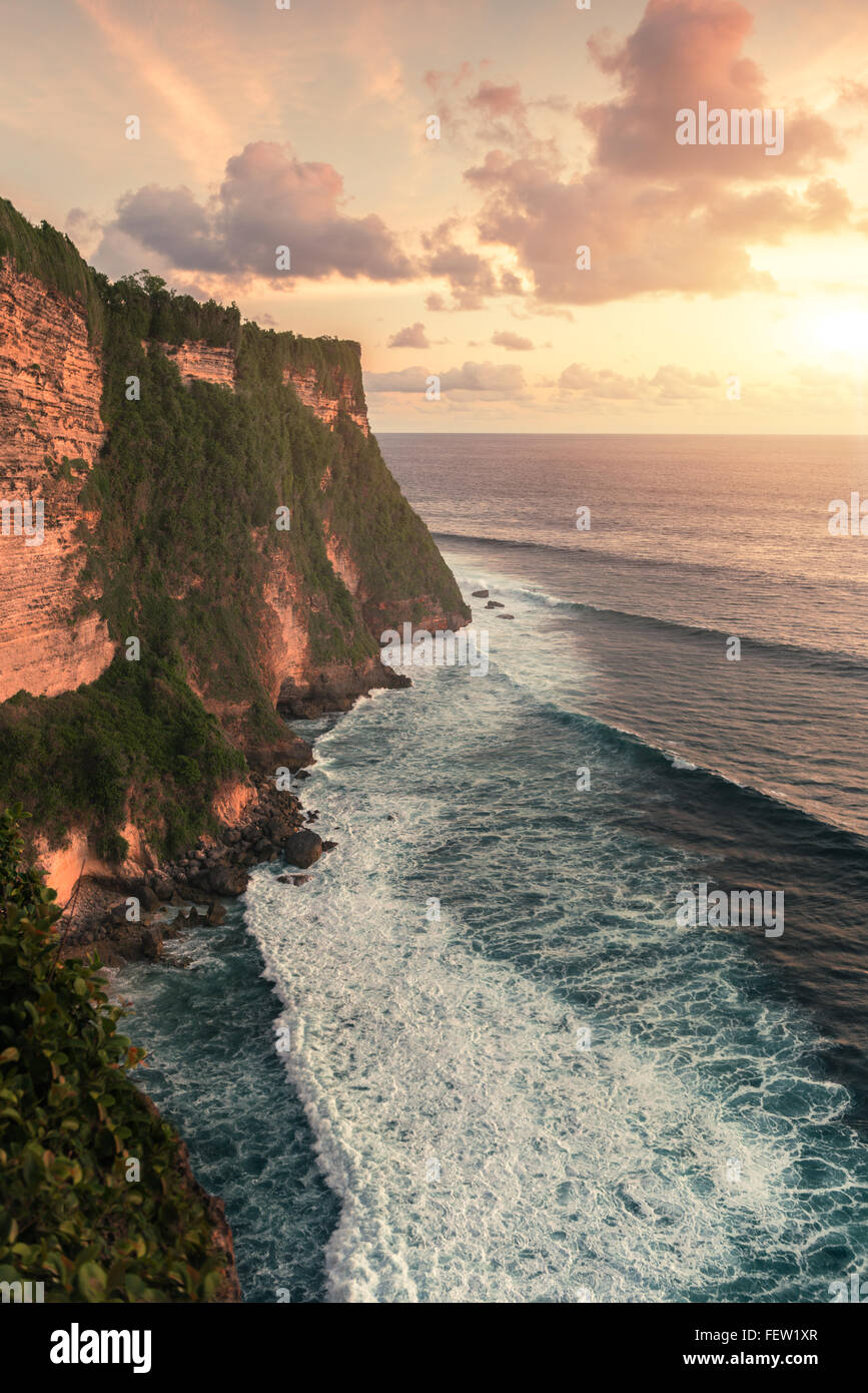 Uluwatu Tempel in Bali auf dem Felsen. Indonesien. Stockfoto