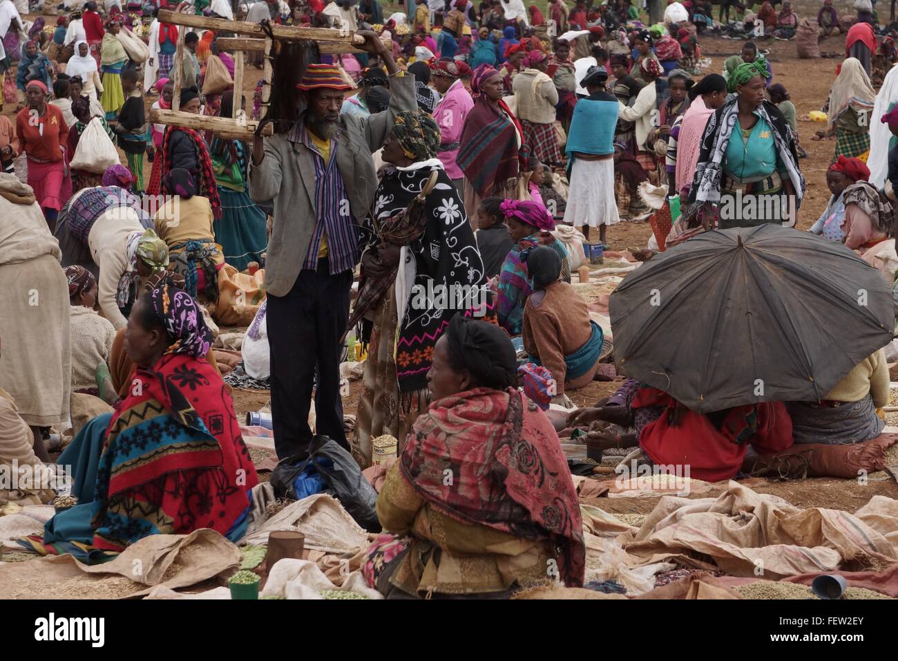 Der Mensch steht immer noch in einem geschäftigen Markt Stockfoto Der Mensch steht immer noch in einem geschäftigen Markt Stockfoto