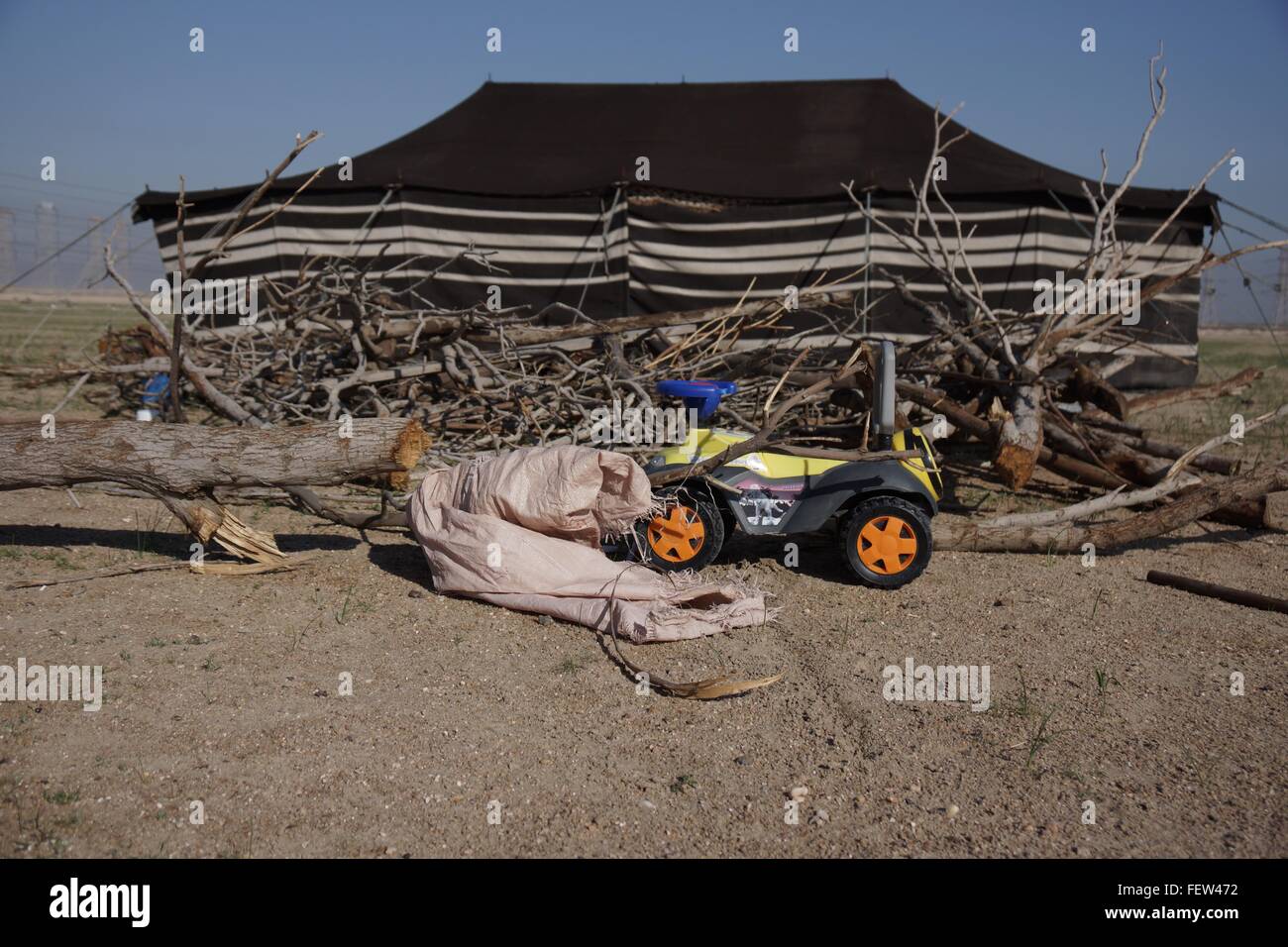 Kinderspielzeug vor einem Beduinenzelt Stockfoto