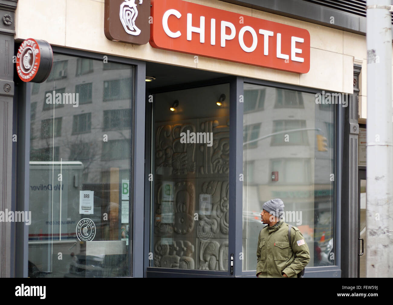 New York, USA. 8. Februar 2016. Ein Mann geht vorbei an einem geschlossenen Restaurant der Fast-Food-Kette Chipotle Mexican Grill auf der Upper Eastside in New York, USA, 8. Februar 2016. Das Unternehmen hatte jede Filiale für ein paar Stunden durch ein Firmenmeeting geschlossen. Foto: CHRISTIAN FAHRENBACH/Dpa/Alamy Live News Stockfoto