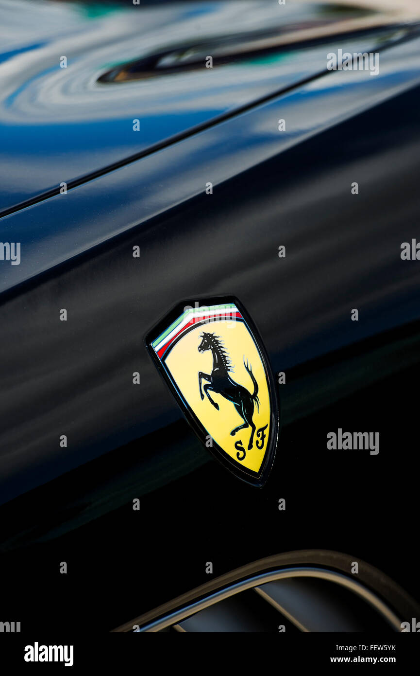 Ferrari Logo Pferd Logo auf einem schwarzen ferrari Stockfoto