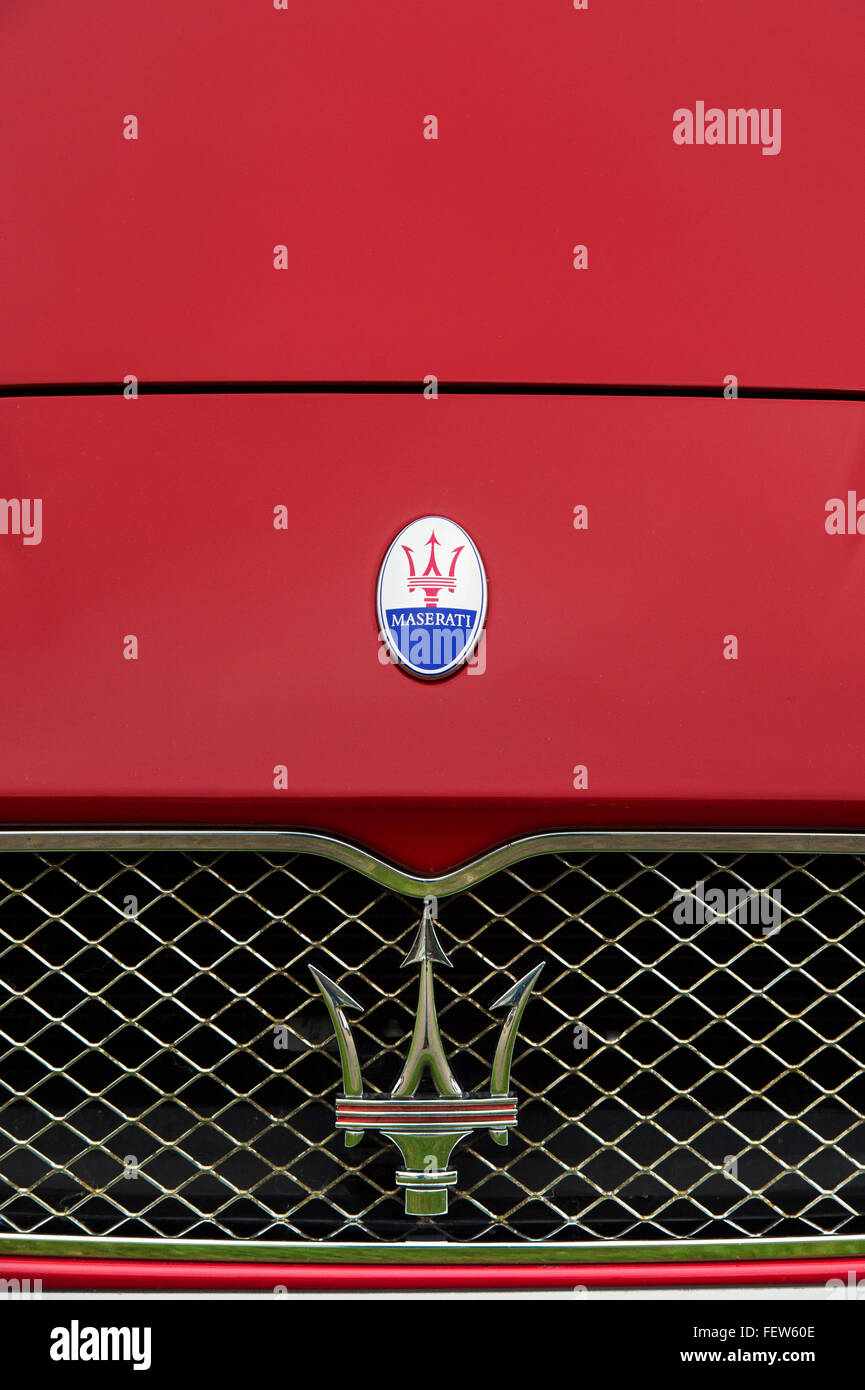 Maserati Dreizack Abzeichen Logo auf der Vorderseite des Autos Stockfoto