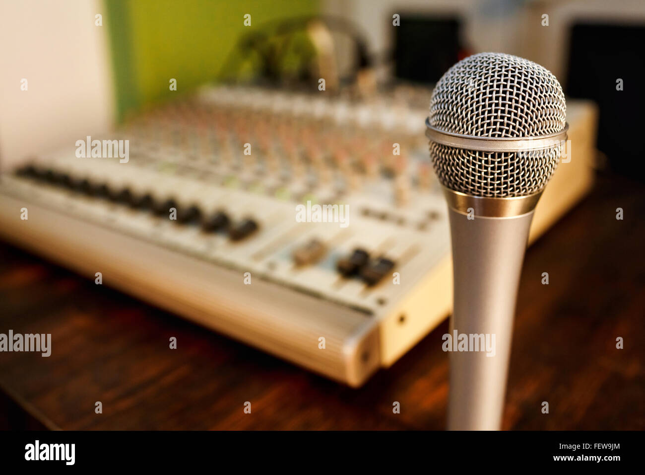 Mikrofon auf sound-Mixer Hintergrund. Platz für Text zu kopieren. Stockfoto