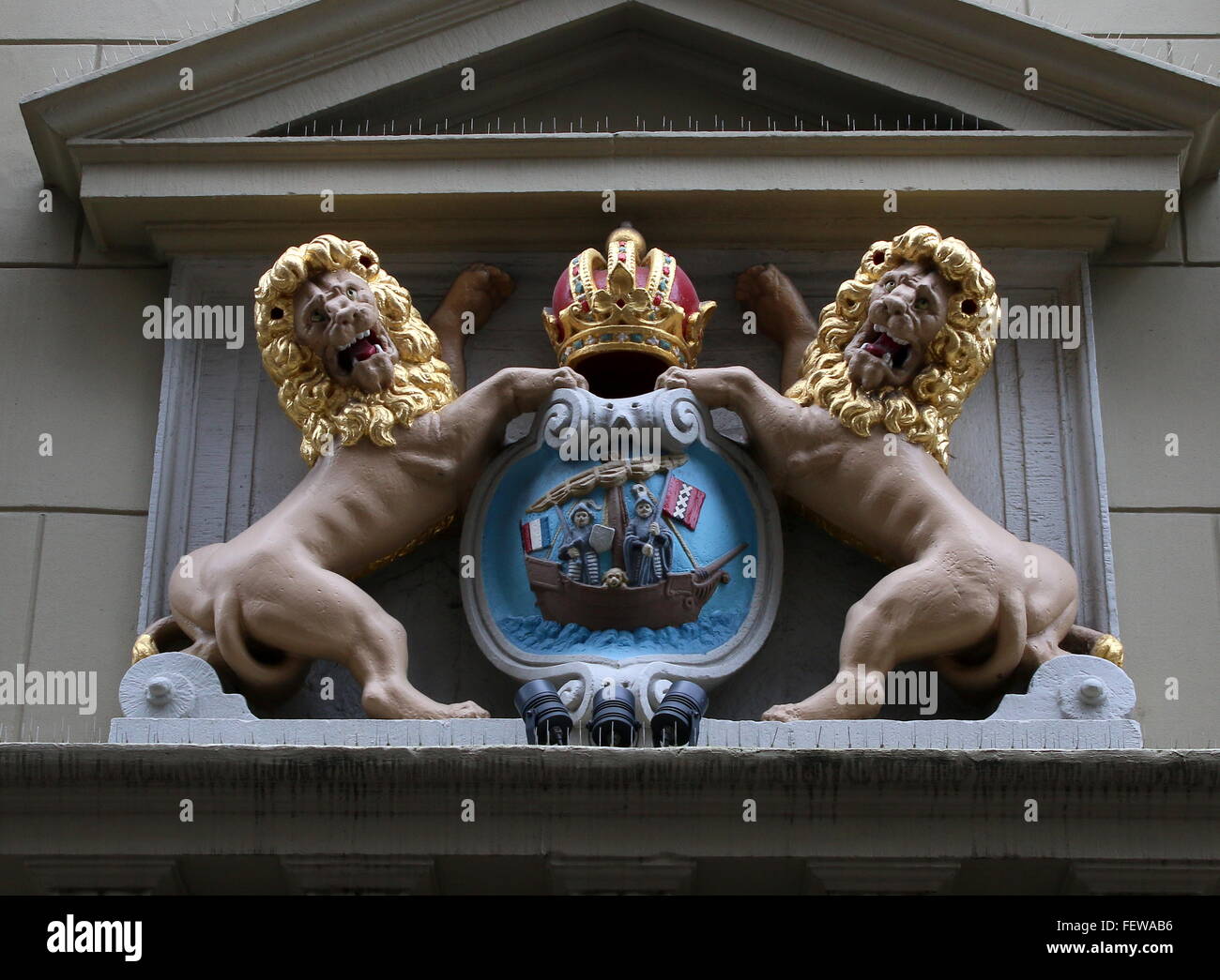 17. Jahrhundert Giebel Steinen in der Stadt Amsterdam, Holland. Oude Accijnshuis (Zöllner Büro) bei Oudebrugsteeg Stockfoto