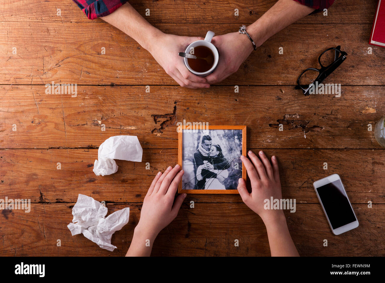 Sad mans, Womans Händen mit gebrochenen Bild von romantisch zu zweit Stockfoto