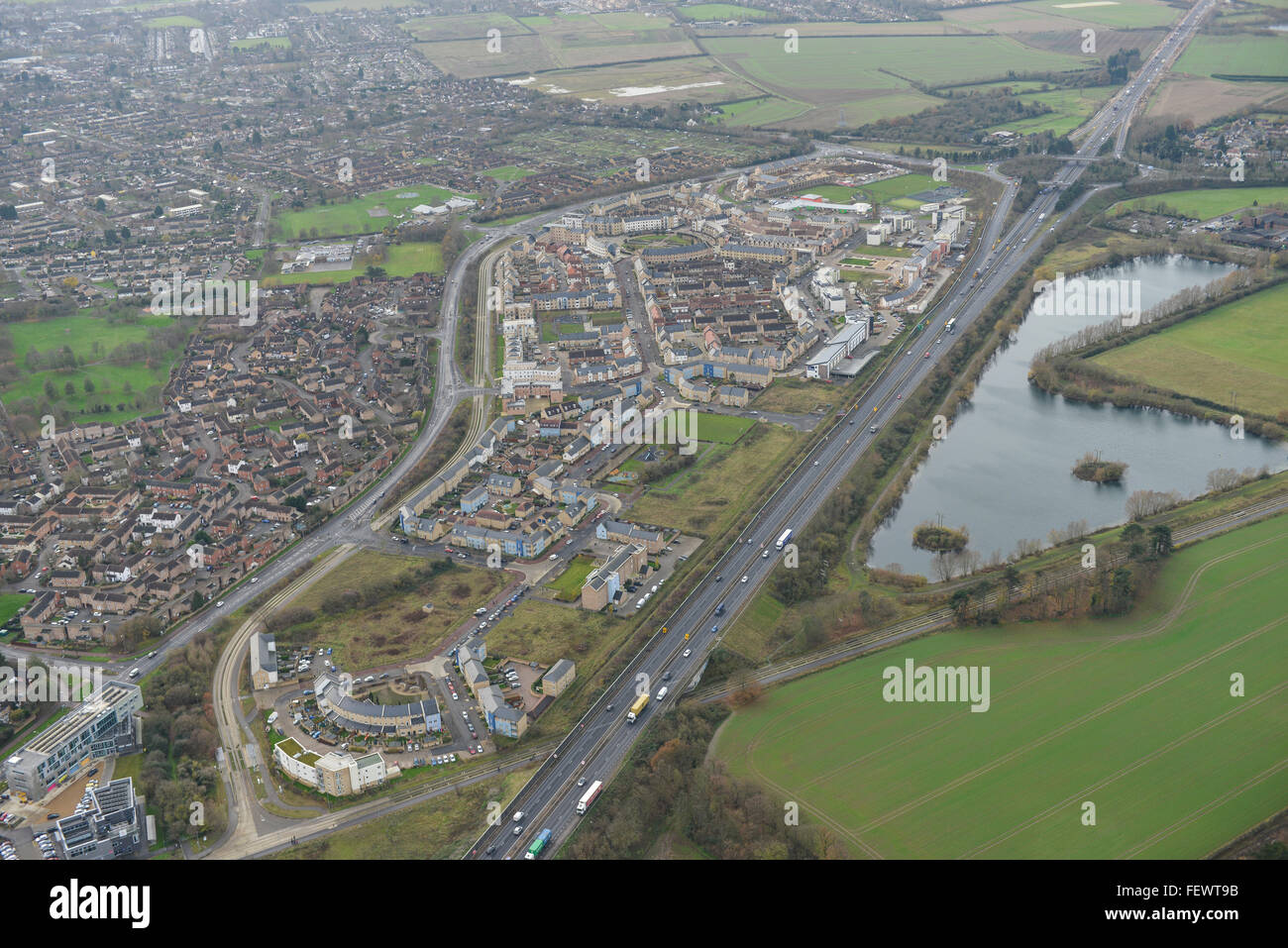 Eine Luftaufnahme von einer neuen Wohnsiedlung in Cambridge in der Nähe der Autobahn A14 Stockfoto