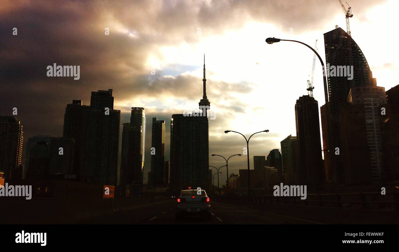 Silhouette der Stadt mit Cn Tower gegen bewölktem Himmel in der Abenddämmerung Stockfoto