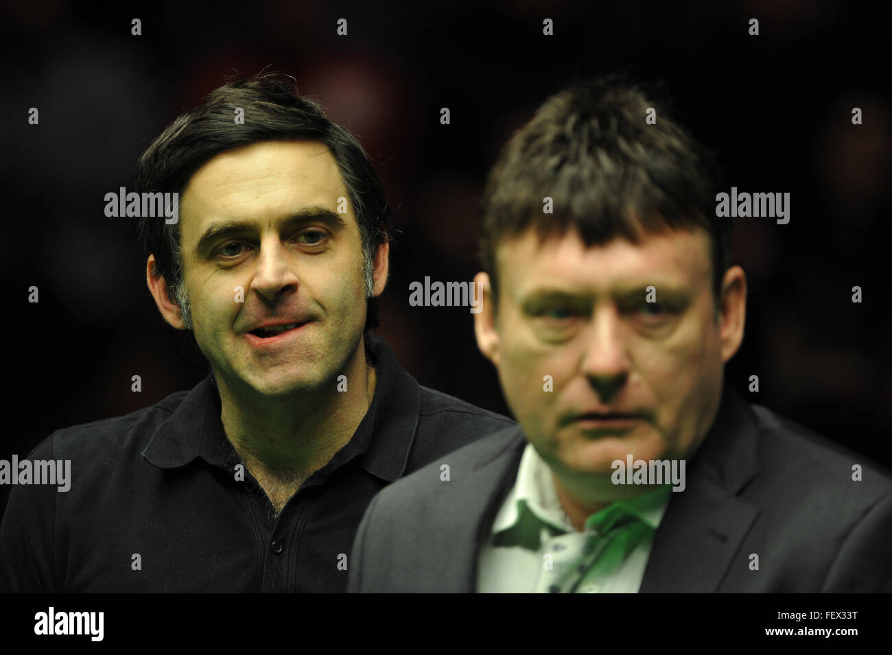 Berlin, Deutschland. 7. Februar 2016. Englischer Profi-Snooker-Spieler Ronnie O'Sullivan (L) und Jimmy White dienen als Co-Kommentatoren für Eurosport während 2016 Snooker German Masters Finale in Berlin, Deutschland, 7. Februar 2016. Foto: ROLAND POPP/Dpa - NO-Draht-SERVICE-/ Dpa/Alamy Live News Stockfoto