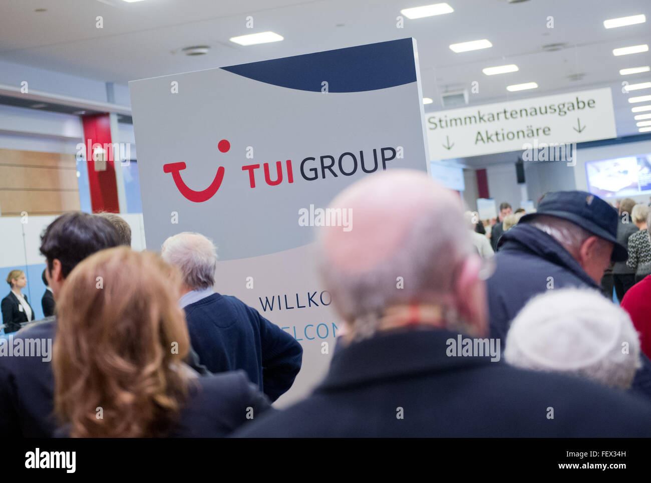 Hannover, Deutschland. 9. Februar 2016. Aktionäre und Besucher kommen nach der ordentlichen Hauptversammlung der TUI AG in Hannover, Deutschland, 9. Februar 2016. Foto: JULIAN STRATENSCHULTE/Dpa/Alamy Live News Stockfoto