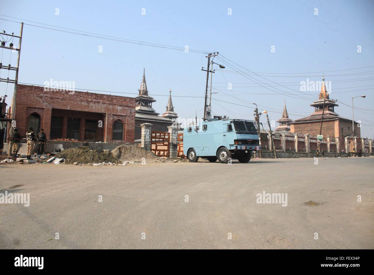 Srinagar, Kaschmir. 9. Februar 2016. Verlassene Ansicht der berühmten Moschee Jamia Masjid Srinagar während Ausgangssperre am Jahrestag der Hinrichtung von Afzal Guru, ein Kashmiri, verurteilt und Todesurteil wegen seiner mutmaßlichen Rolle bei dem 2001 Anschlag auf das indische Parlament. Bildnachweis: Basit Zargar/Alamy Live-Nachrichten Stockfoto