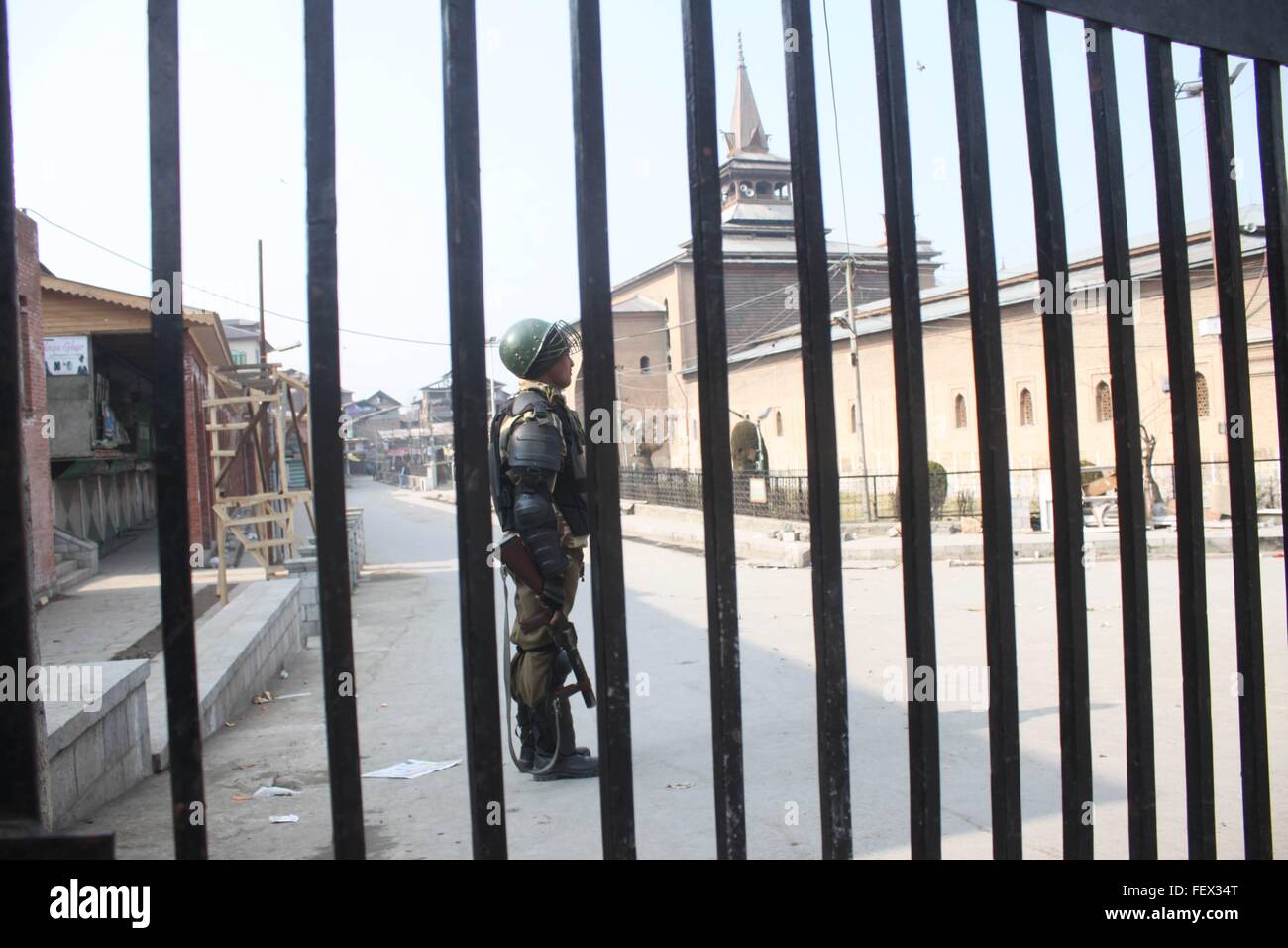 Srinagar, Kaschmir. 9. Februar 2016. Eine indische paramilitärischer Soldat steht Wache vor der großen Moschee - Jamia Masjid während eine Ausgangssperre in Srinagar am 9. Februar 2016 Credit: Basit Zargar/Alamy Live-Nachrichten Stockfoto