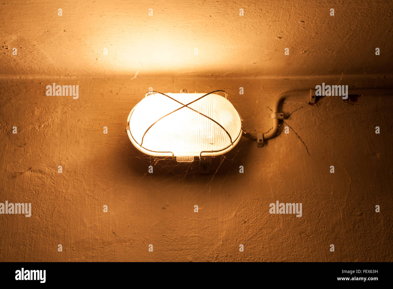 Beleuchtung im Keller Stockfoto
