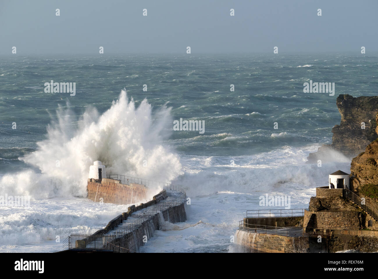Große Welle brechen auf Portreath Pier in Cornwall, England, während des Sturms Imogen. Stockfoto