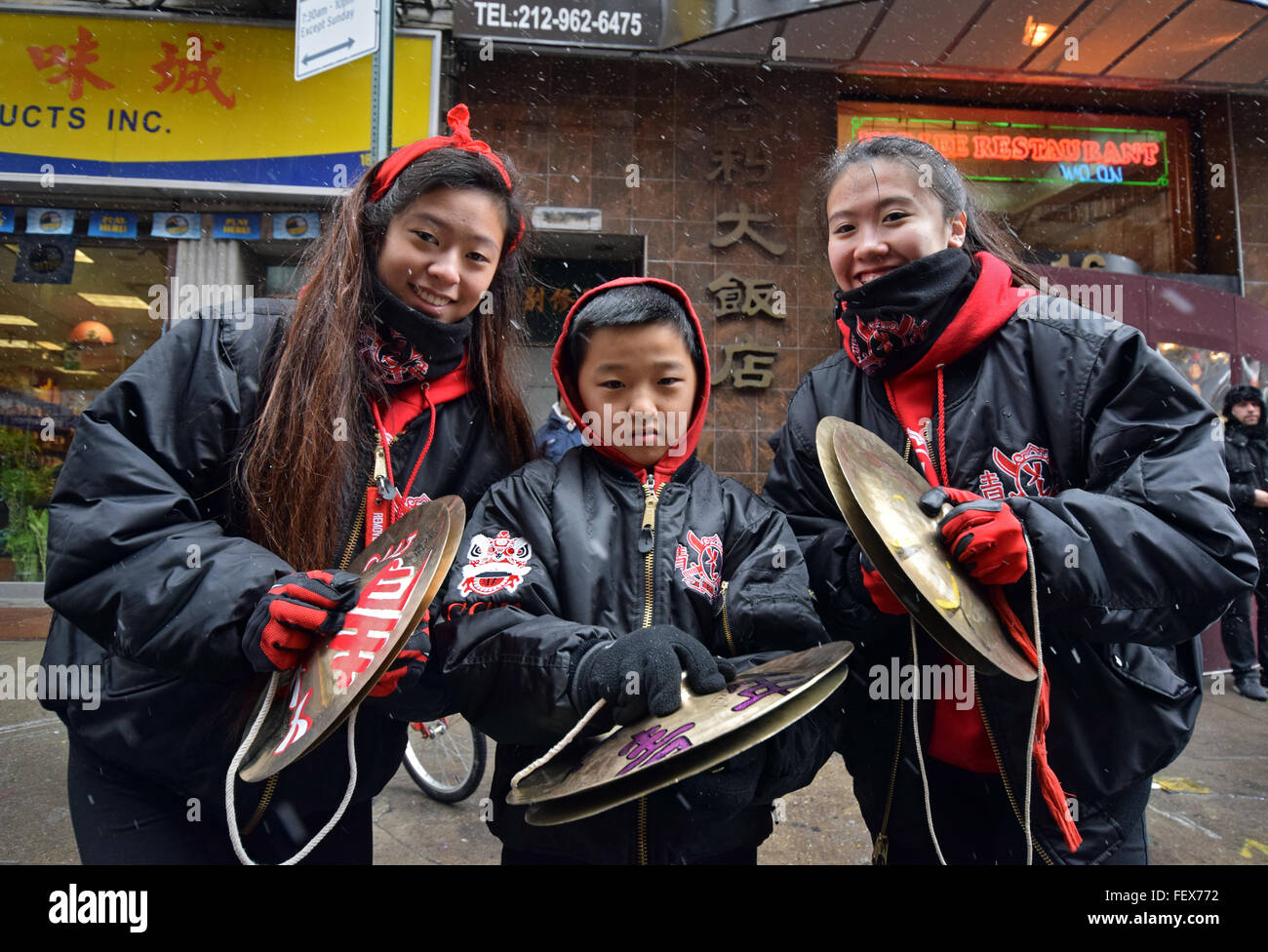 Junge chinesische & Mädchen spielen Becken in der chinesischen Lunar New Year Parade Mott Street in Chinatown, New York City. Stockfoto