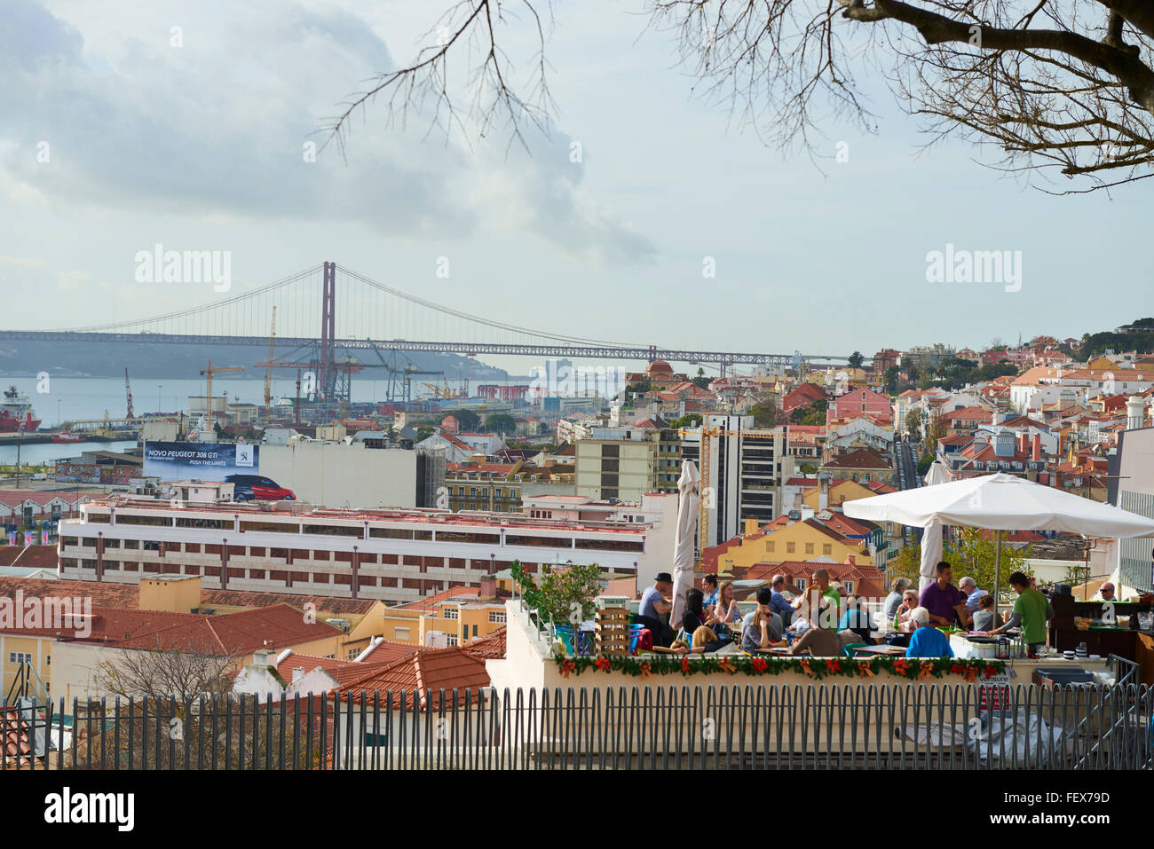 Terrasse in der Miradouro de Santa Catarina, Lissabon, Portugal, Europa Stockfoto