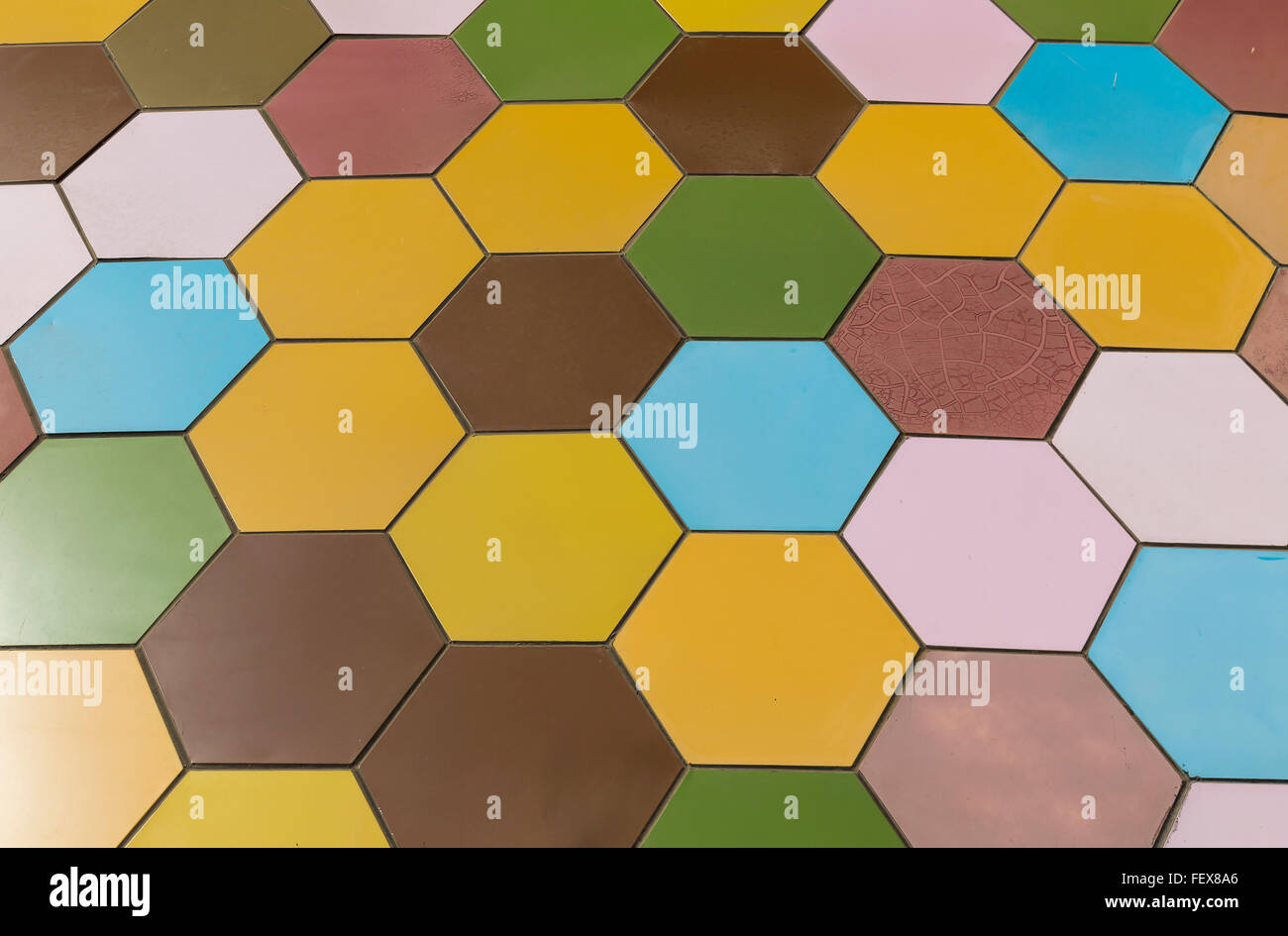 Bunte Sechseck-Muster auf ein Gebäude im Sun Park, Beijing - China. Stockfoto