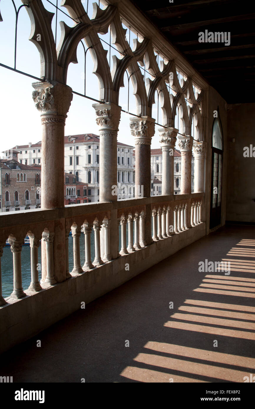 Balkon-Säulen und Bögen mit Schatten mit Blick auf den Canal Grande Ca'd ' Oro Venedig Italien Stockfoto