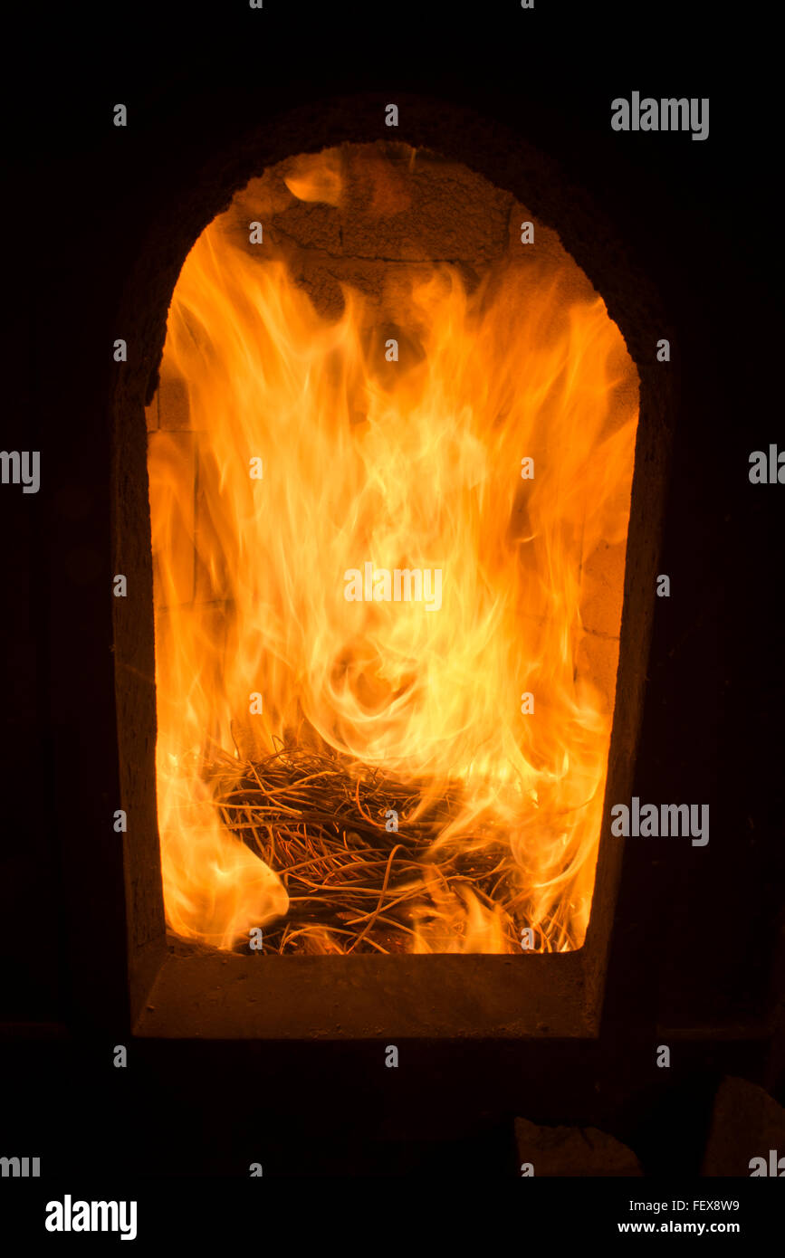 Räucherstäbchen werden im Wong Tai Sin Tempel am chinesischen Neujahrstag am Abend des 7. Februar 2016 in Hongkong verbrannt. Stockfoto