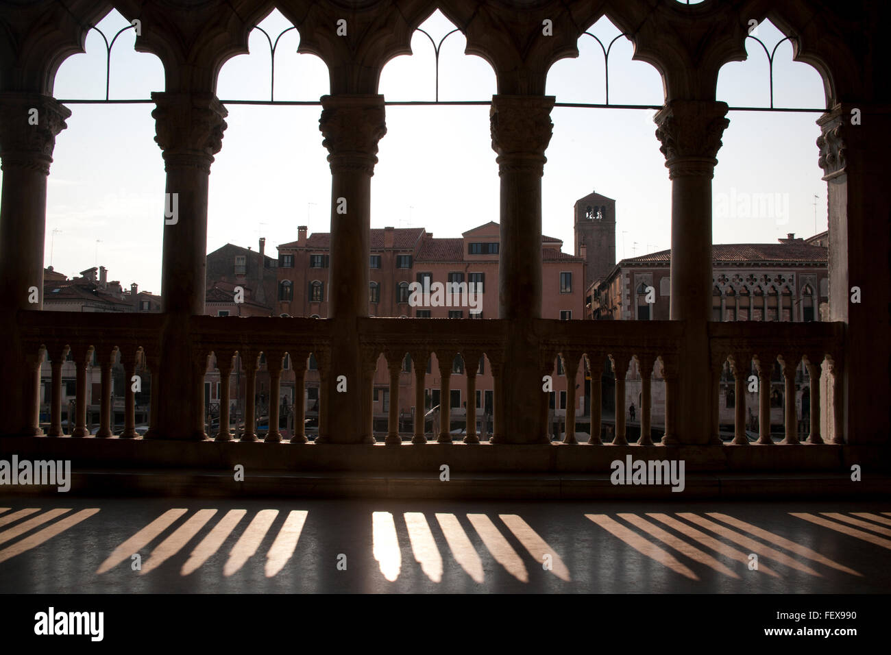 Balkon-Säulen und Bögen mit Schatten mit Blick auf den Canal Grande Ca'd ' Oro Venedig Italien Stockfoto