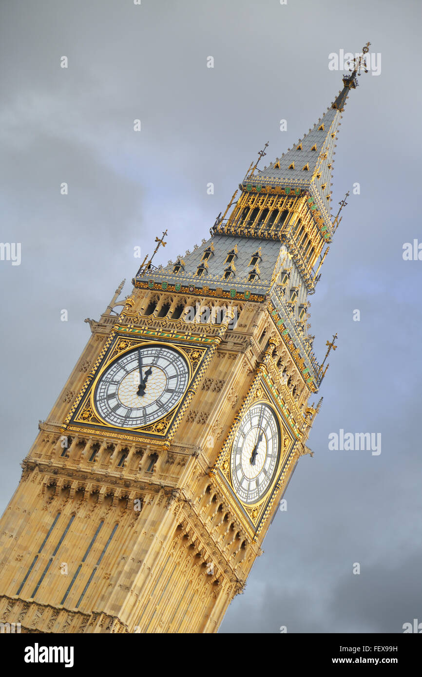 Big Ben schlägt fünf vor zwölf in Westminster, London, UK Stockfoto