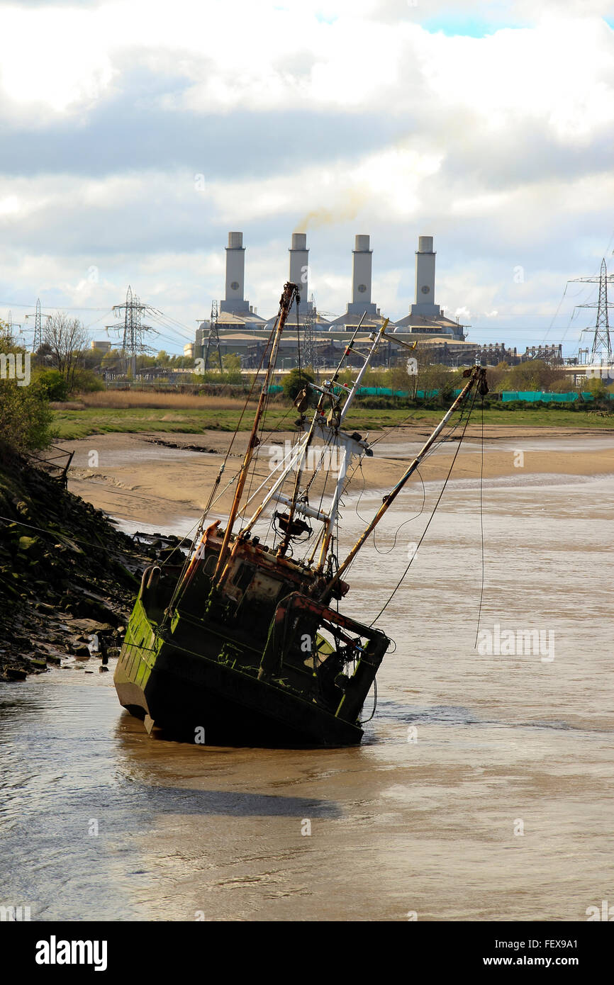 Connah des Kais Power Station, an der Mündung des Flusses Dee, mit dem versunkenen Boot in Esturary, Flintshire, North Wales, UK Stockfoto