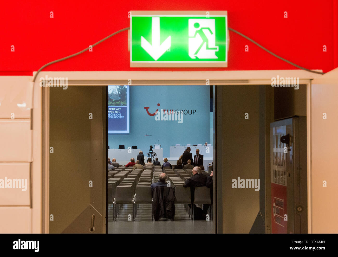 Hannover, Deutschland. 9. Februar 2016. Der Notausgang Schild abgebildet auf der Hauptversammlung der TUI AG in Hannover, Deutschland, 9. Februar 2016. Foto: JULIAN STRATENSCHULTE/Dpa/Alamy Live News Stockfoto