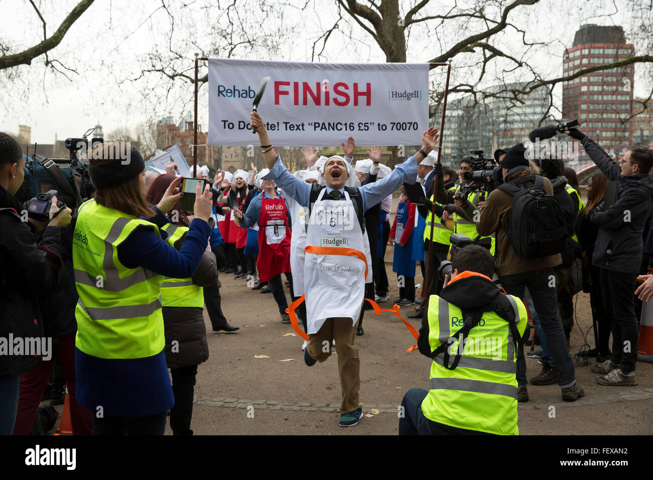 Westminster, London, UK. 9. Februar 2016. Clive Lewis und die MP-team gewann Reha parlamentarischen Pancake Race 2016 als Läufer für das House Of Commons und des House Of Lords der parlamentarischen Pressetribüne gegen einander raste während warf Credit Pfannkuchen: Keith Larby/Alamy Live News Stockfoto