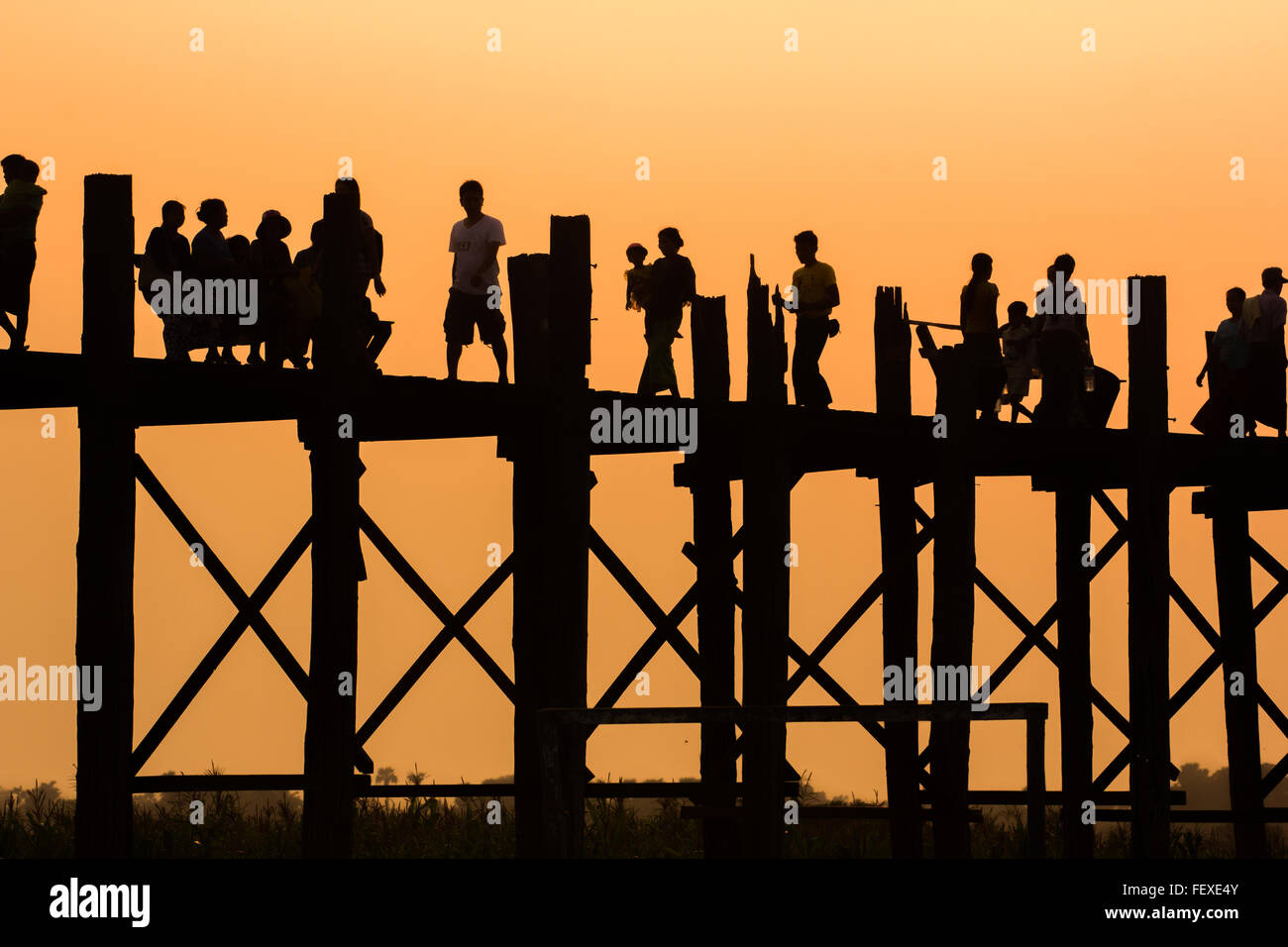 Silhouette fo Passanten am U Bein Brücke, Mandalay, Myanmar Stockfoto