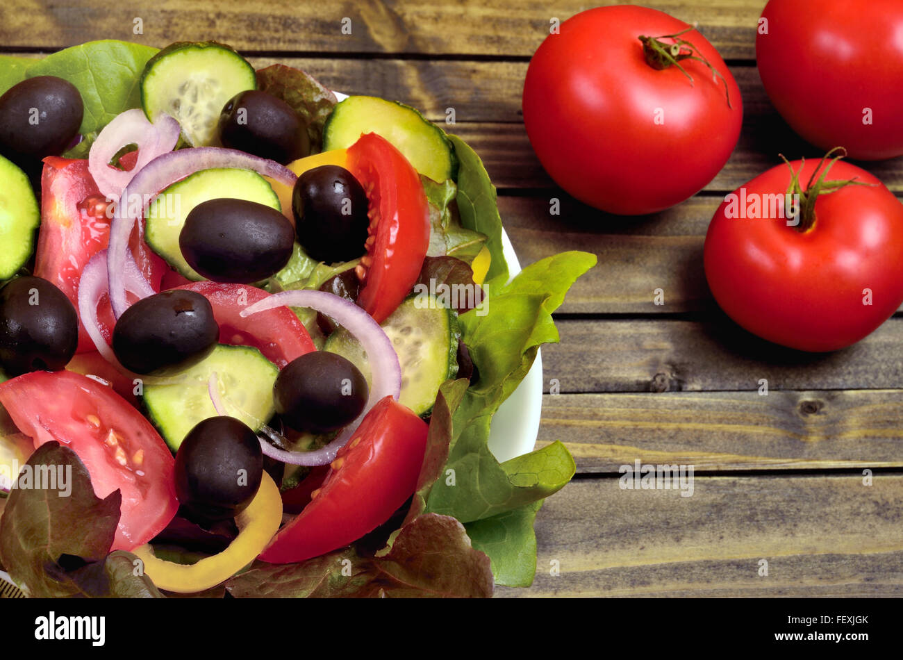 Schale mit Gemüsesalat auf Holztisch Stockfoto