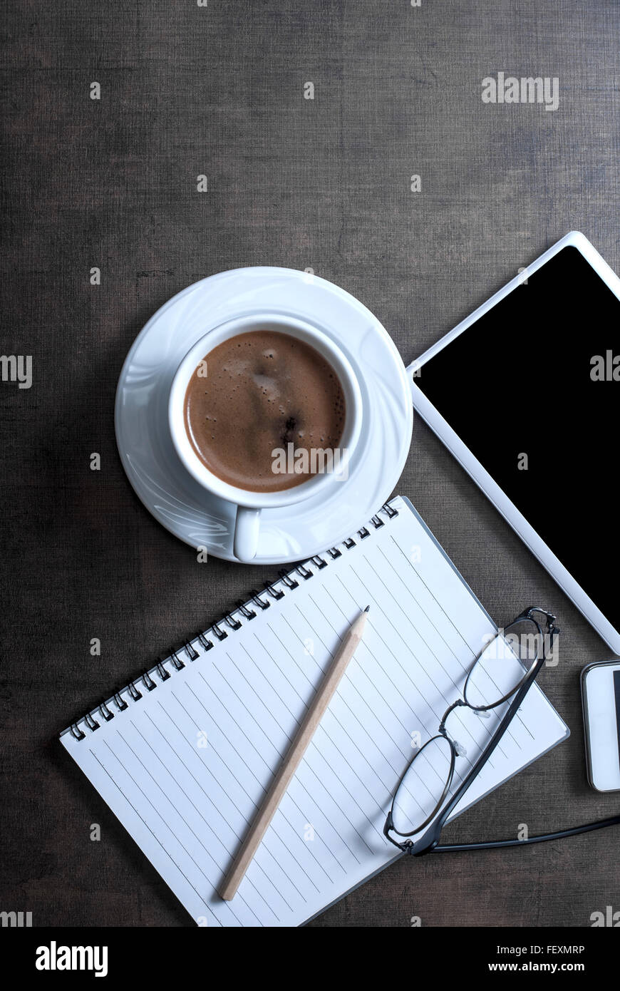 Bürokonzept mit leere Bildschirme auf hölzernen Hintergrund, von oben Stockfoto