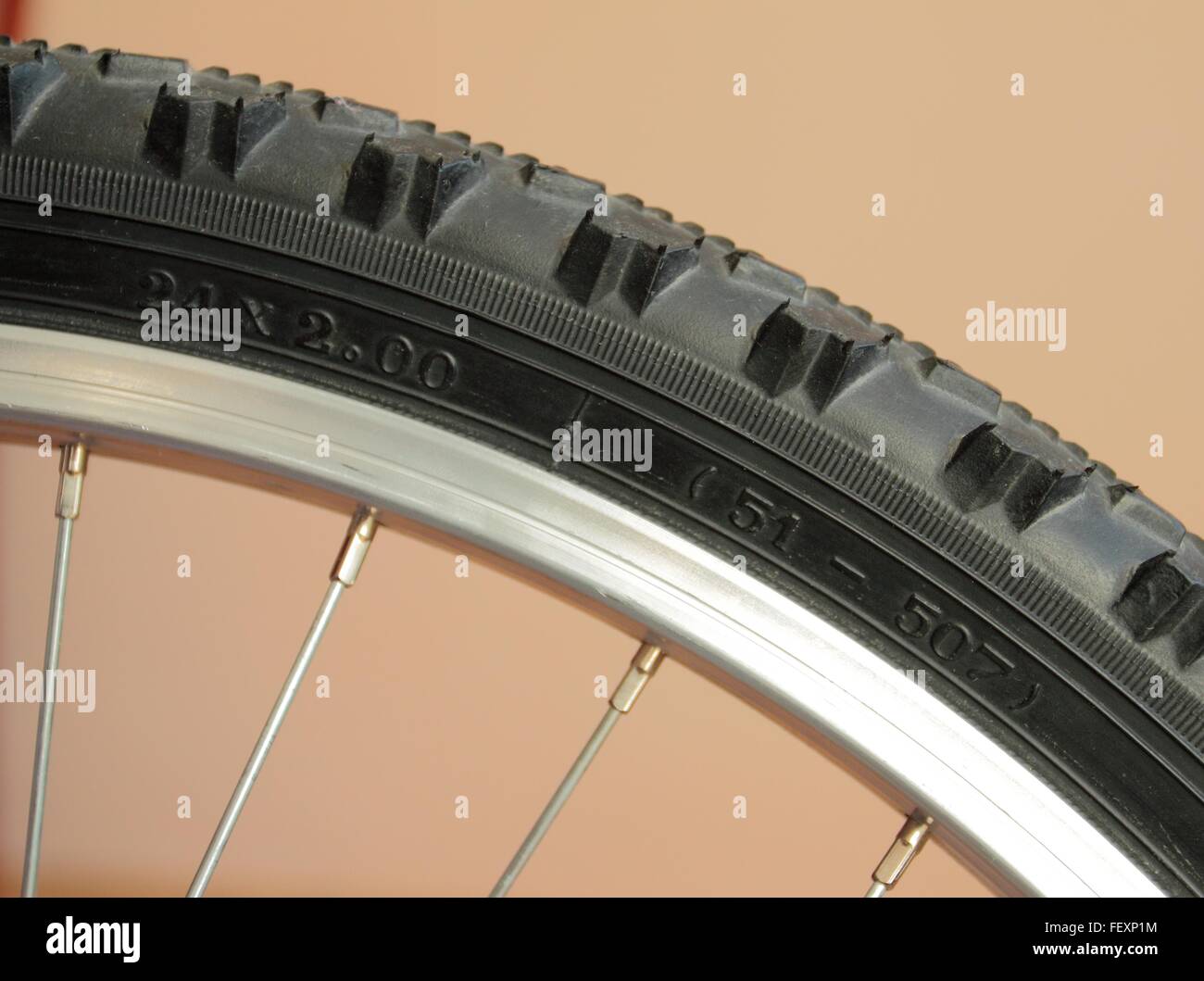 Detail der Fahrradreifen. Mountain Bike Reifen mit Größe Zahlen Stockfoto