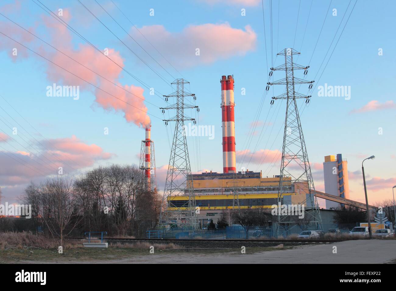 Kraftwerk in Gdynia. Schornstein und Hochspannungsleitungen Stockfoto