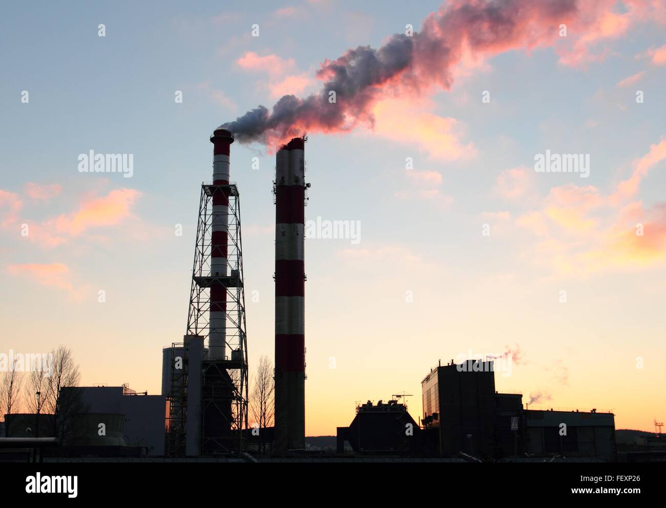 Schornsteine des Kraftwerks mit Dampf Emissionen in die Luft, Gdynia, Polen Stockfoto