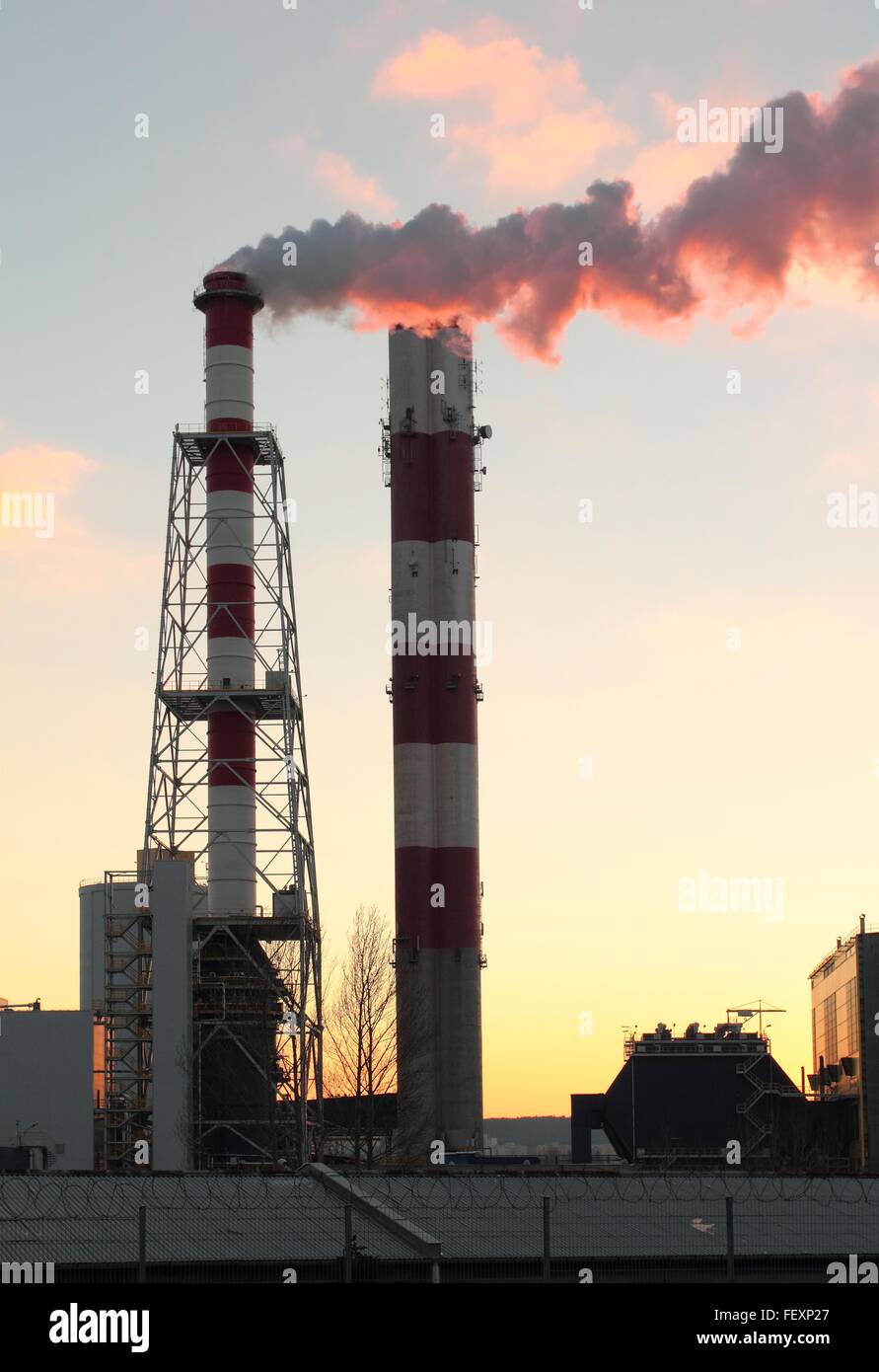 Kraftwerk-Schornsteine mit Dampf Emission, Gdynia, Polen Stockfoto