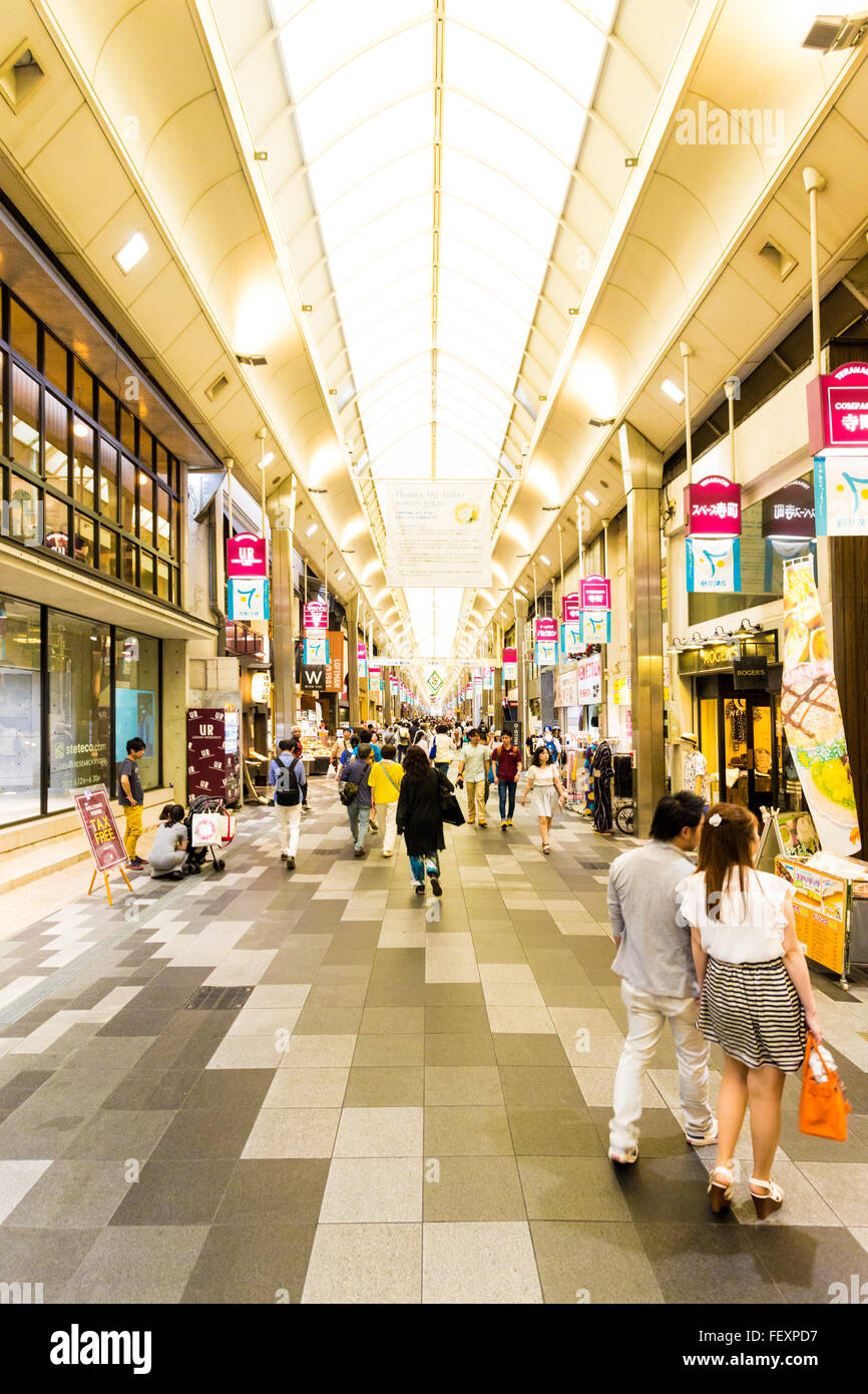 Touristen und Einheimische zu Fuß durch den langen Gang Gehäuse Shinkyogoku Indoor Shopping Mall, ein Reiseziel für shop Stockfoto